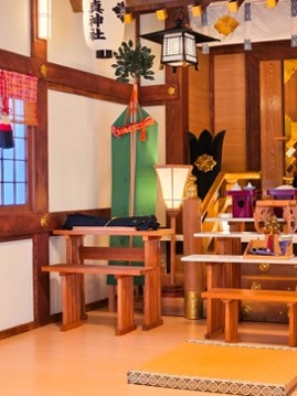 祭具と灯籠が並ぶ拝殿