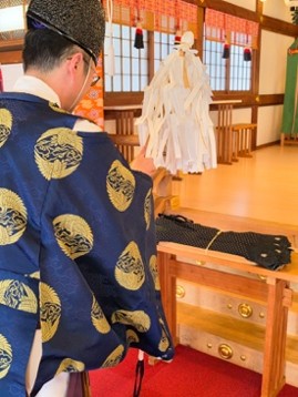 お祓いをしてもらっている様子