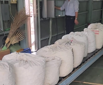 繭の納品の様子3