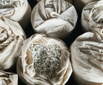 検品をした繭を乾燥機の中に2