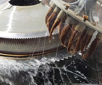 繭を煮て糸のほぐれを良くする2