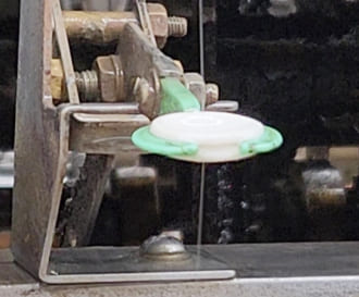 繭から機械が糸を引く様子3