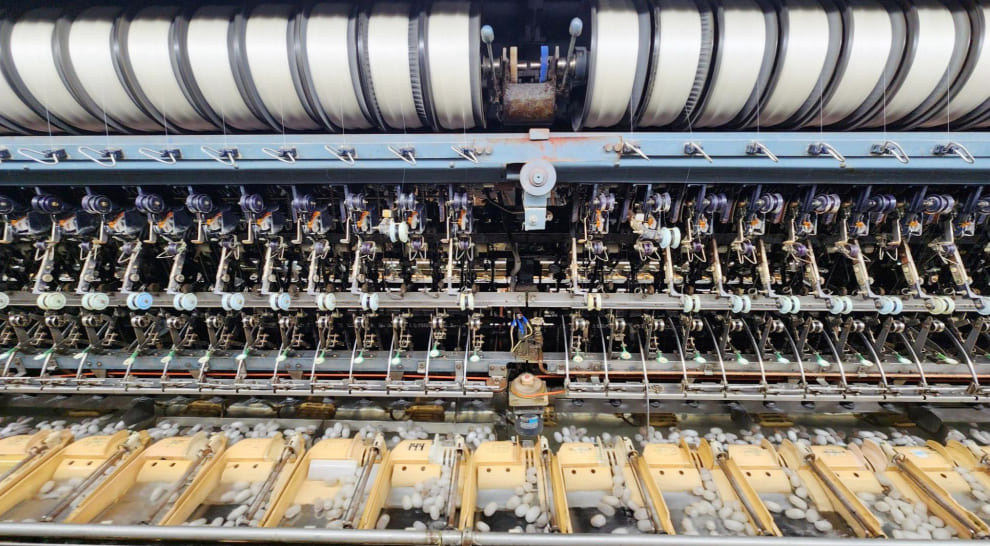 繭を作る大きな機械