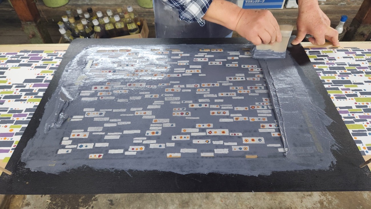 上下に動かし生地を染めていきます。