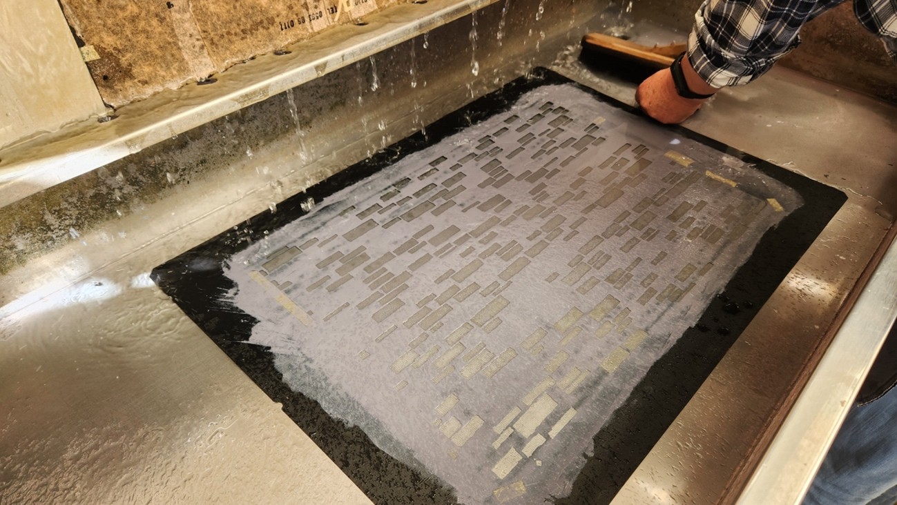 染めが終わった後、型を洗っている様子。