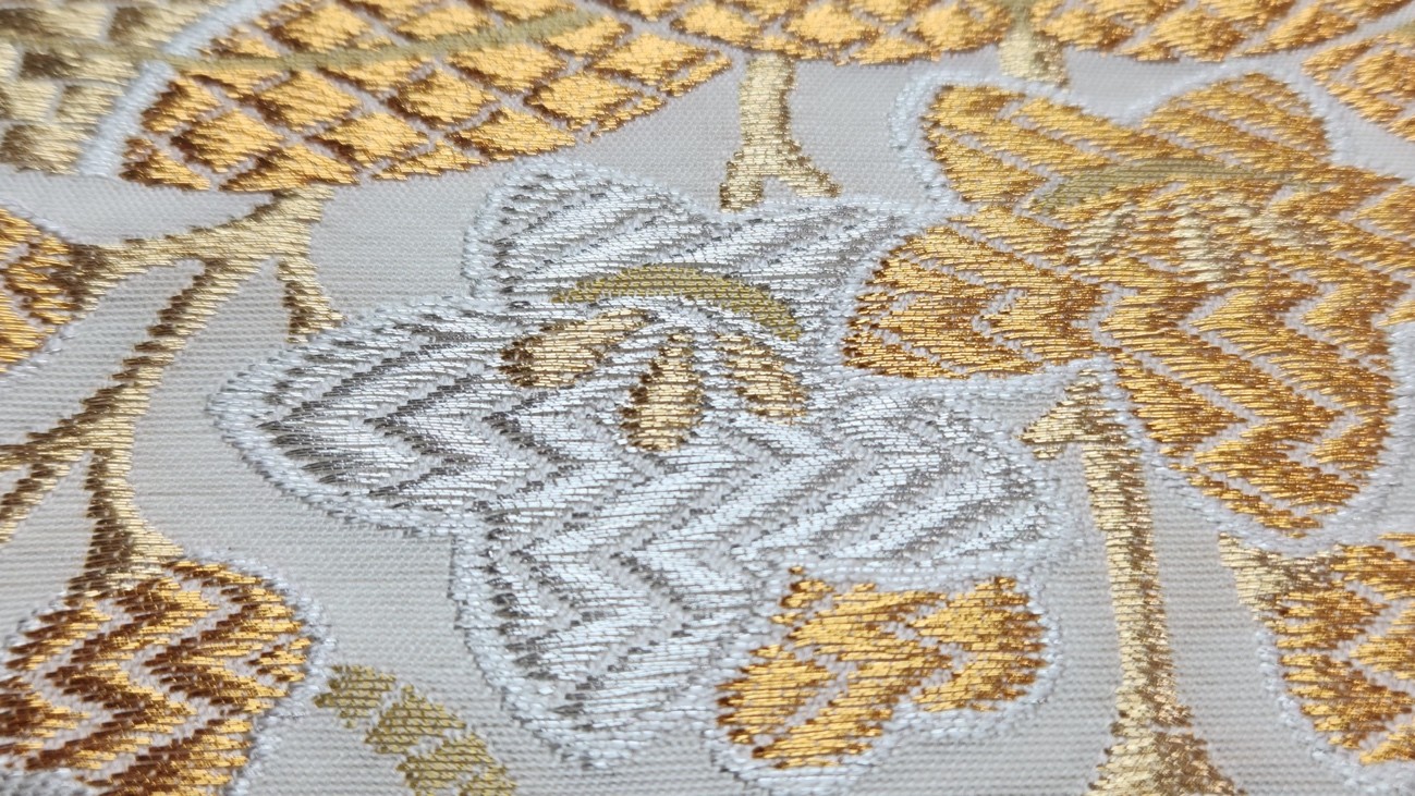 西陣織フォーマルネクタイと同じ銀糸を使用している帯の生地の写真