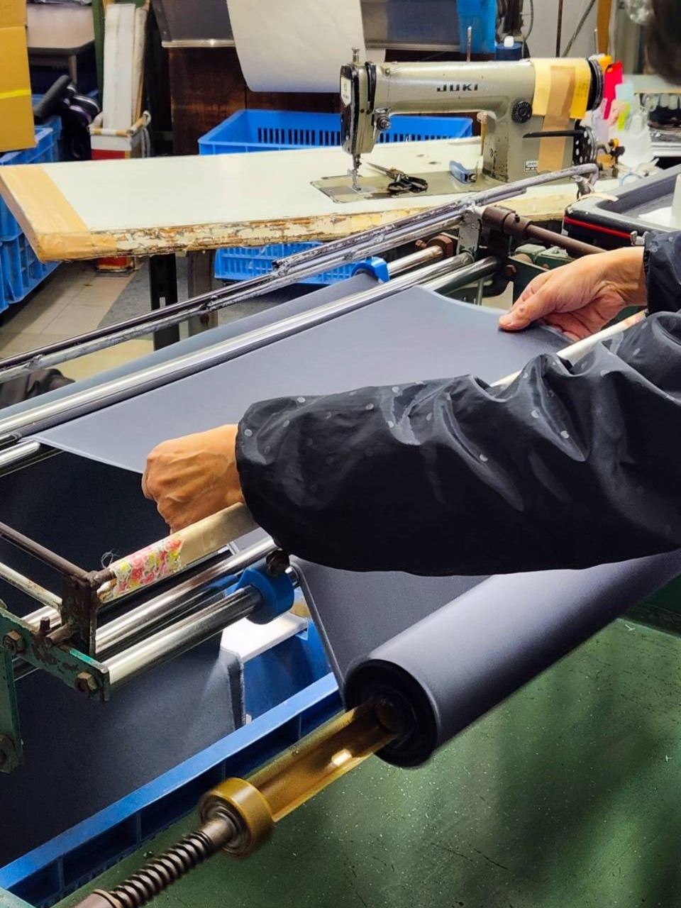 スーパーブラック加工中の写真