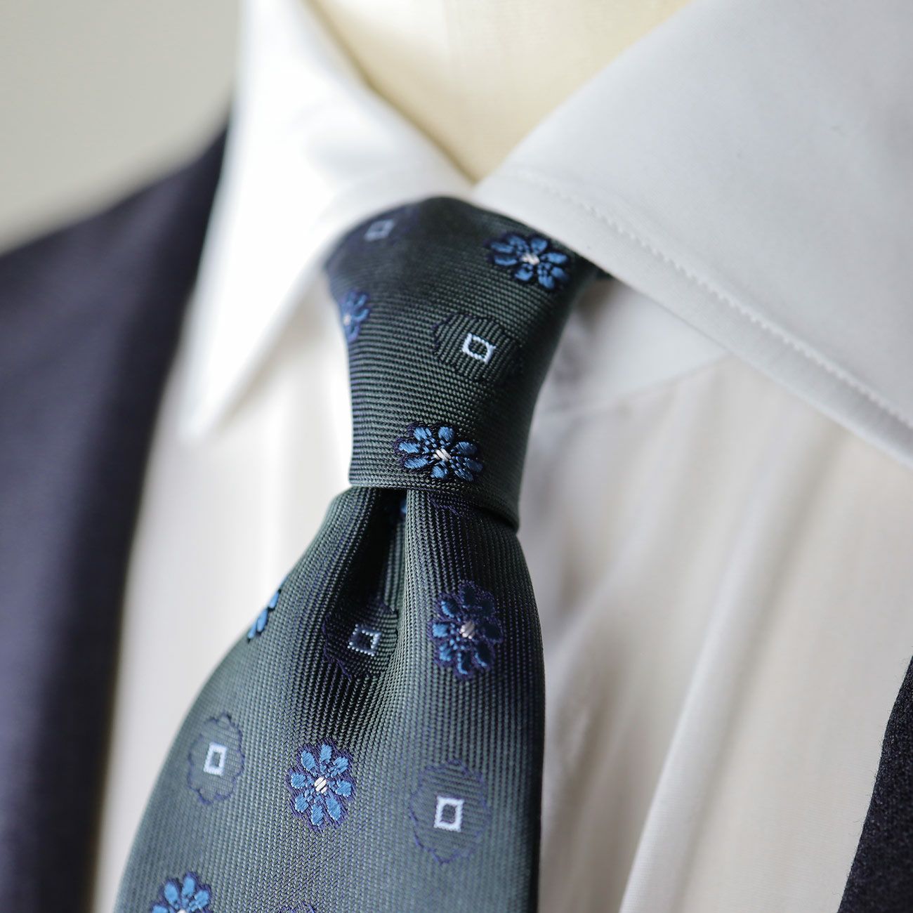 KINSHOKUネクタイ 西陣織花小紋・カーキ