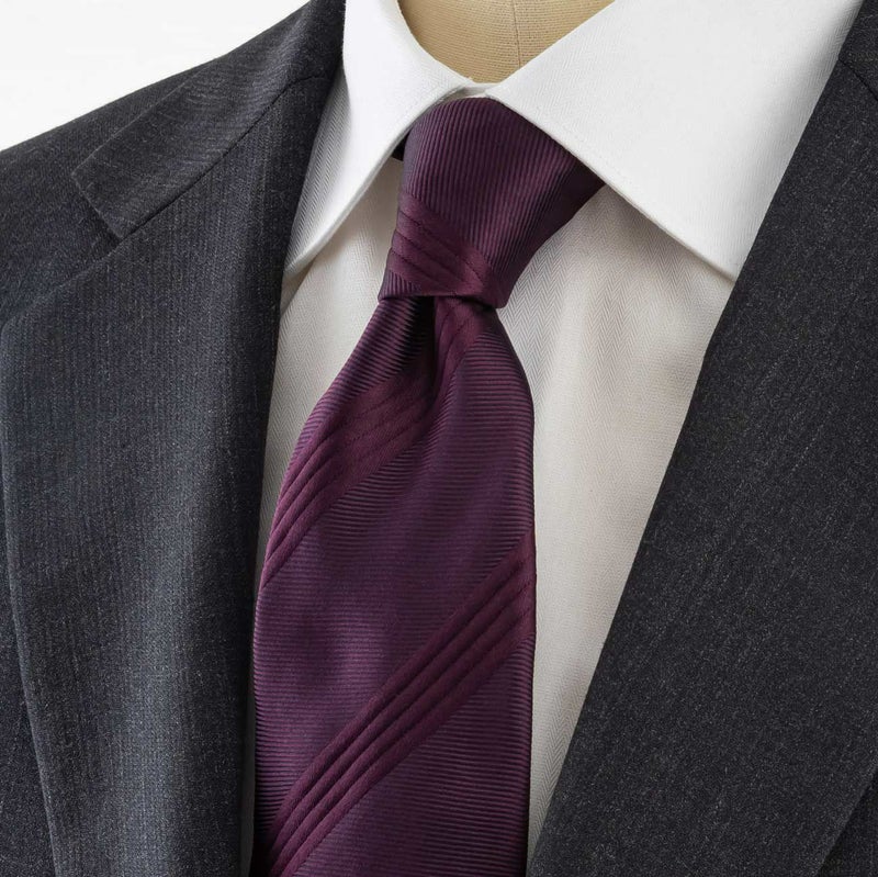 ROYTOUCHネクタイ ソリッド凹凸ストライプ・パープルのトルソー着用アップ画像