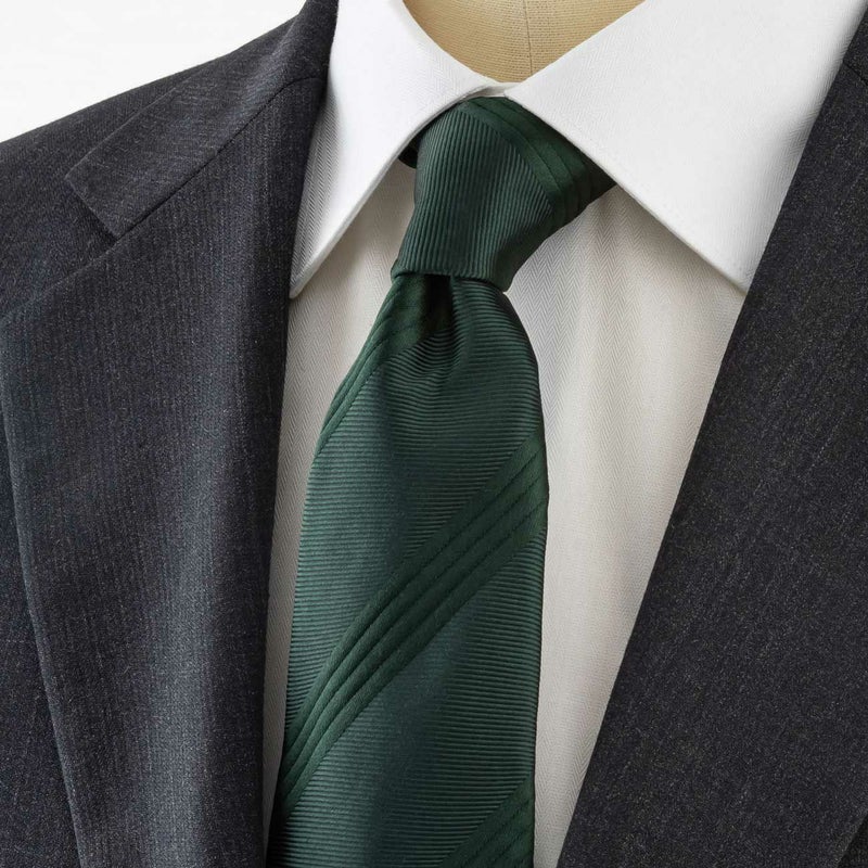 ROYTOUCHネクタイ ソリッド凹凸ストライプ・グリーンのトルソー着用アップ画像